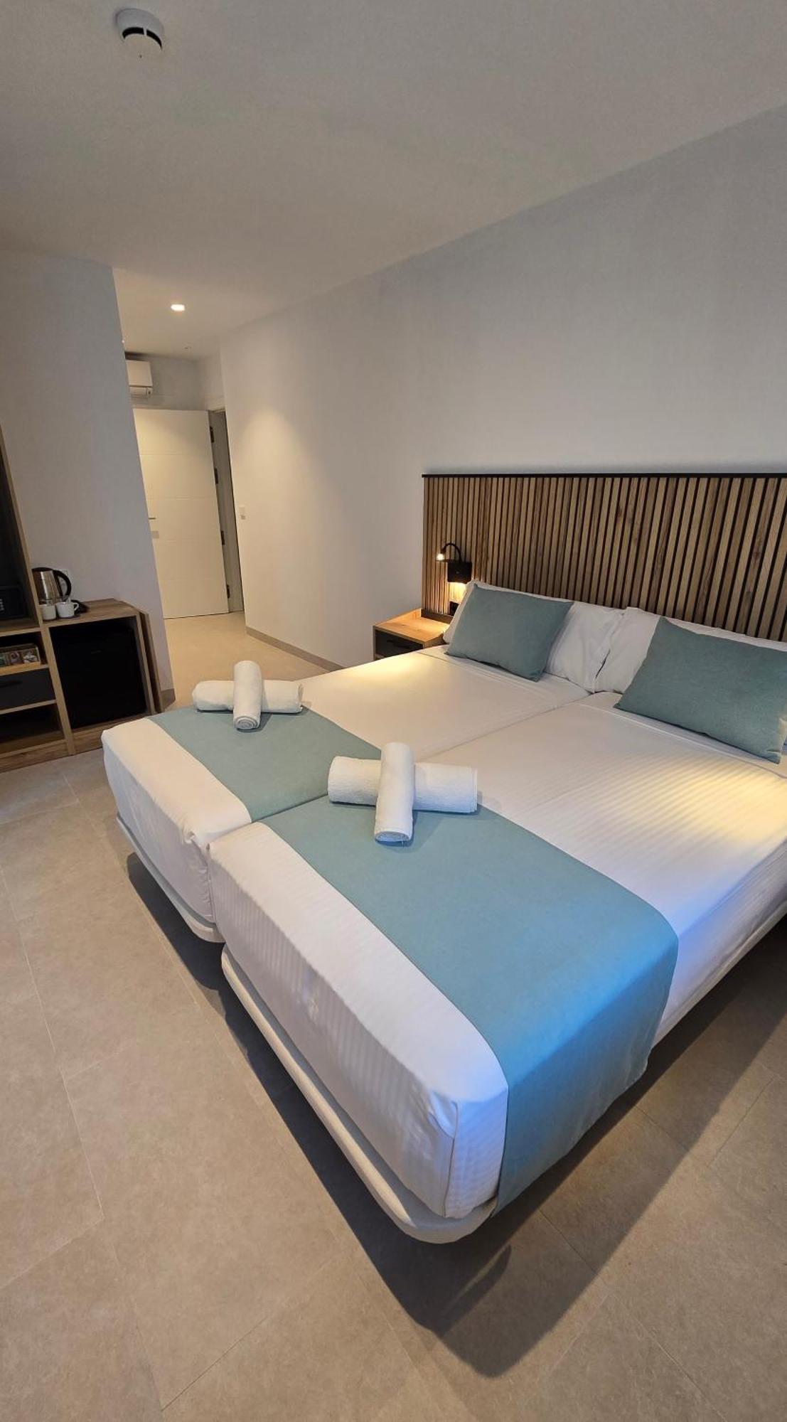 Hostal Rambla 24 By Holihome อาลิกันเต ภายนอก รูปภาพ