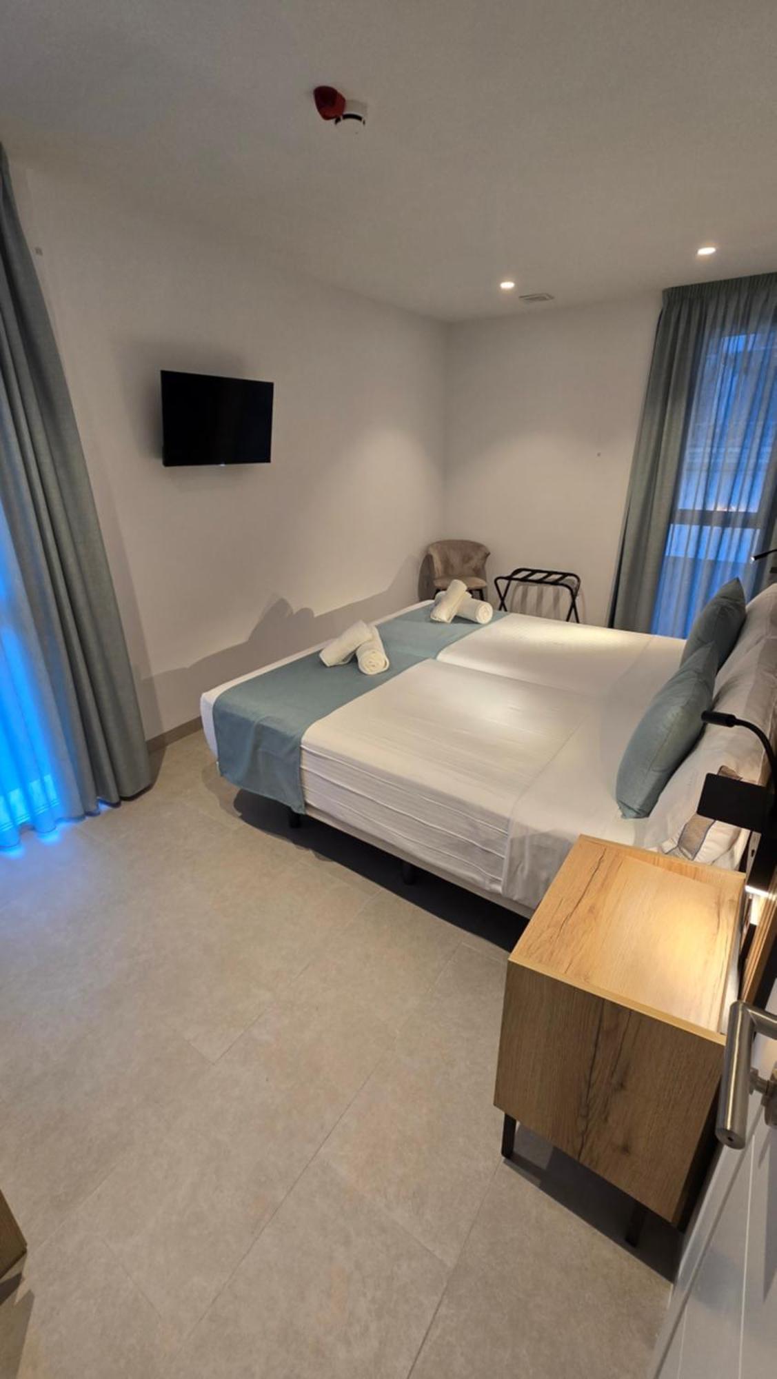 Hostal Rambla 24 By Holihome อาลิกันเต ภายนอก รูปภาพ