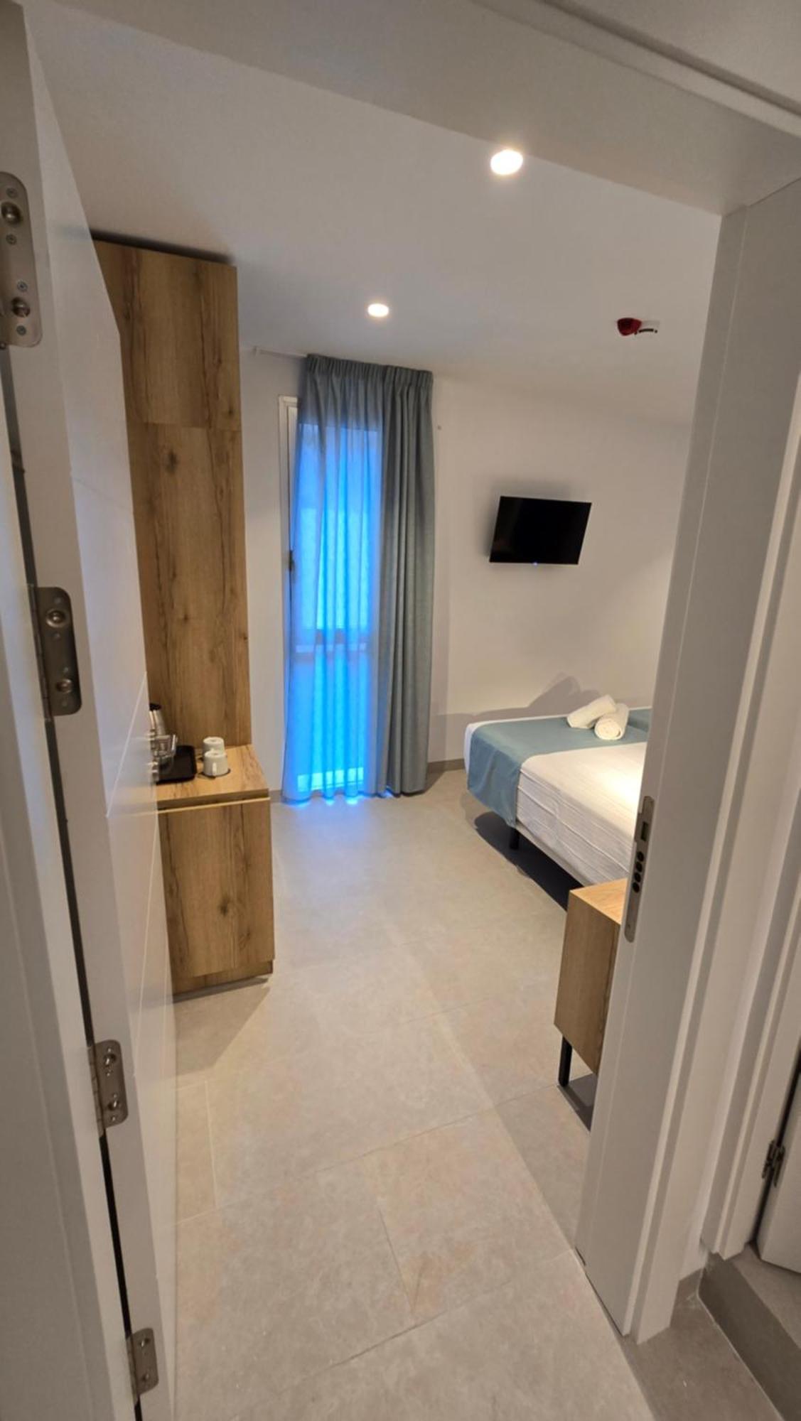 Hostal Rambla 24 By Holihome อาลิกันเต ภายนอก รูปภาพ