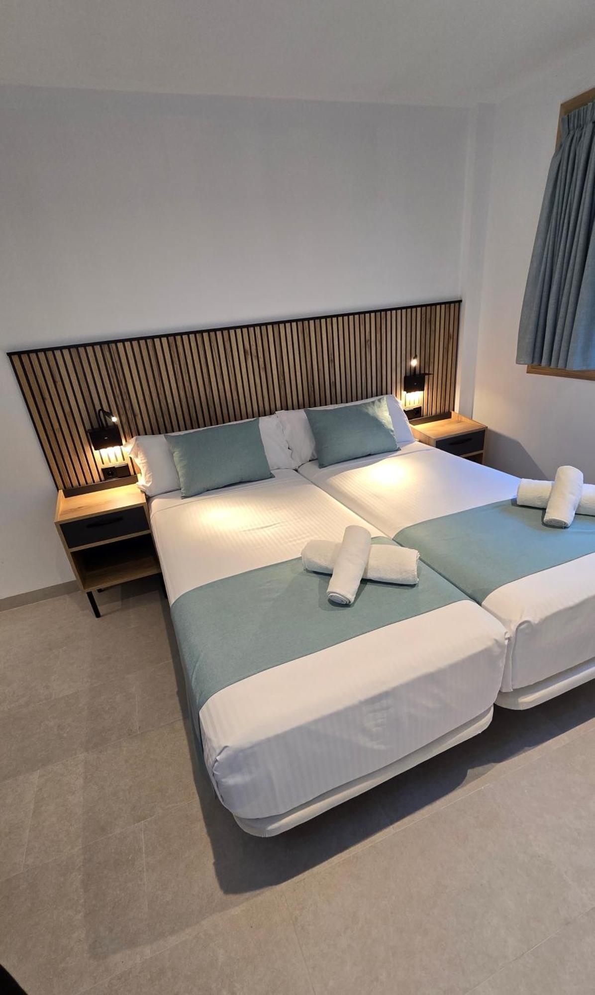 Hostal Rambla 24 By Holihome อาลิกันเต ภายนอก รูปภาพ