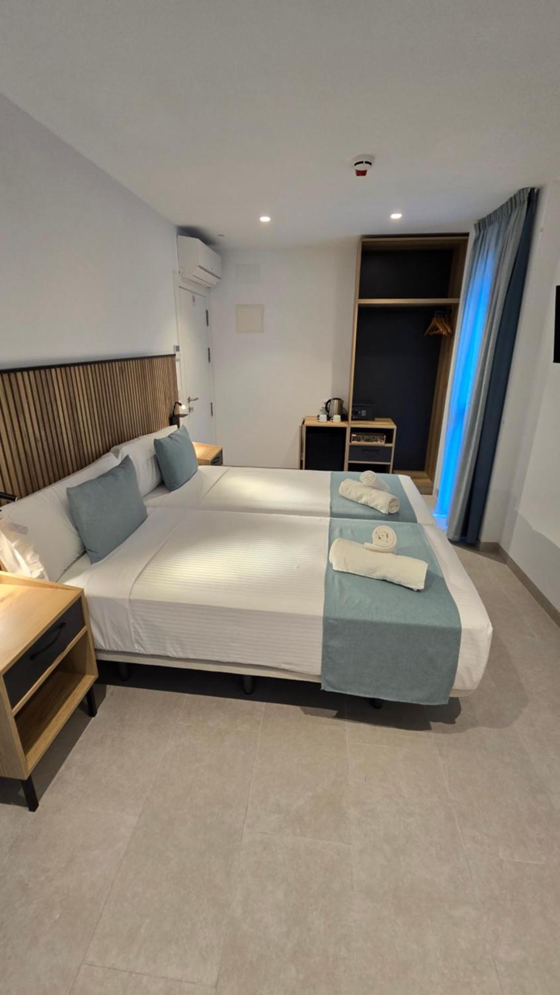 Hostal Rambla 24 By Holihome อาลิกันเต ภายนอก รูปภาพ