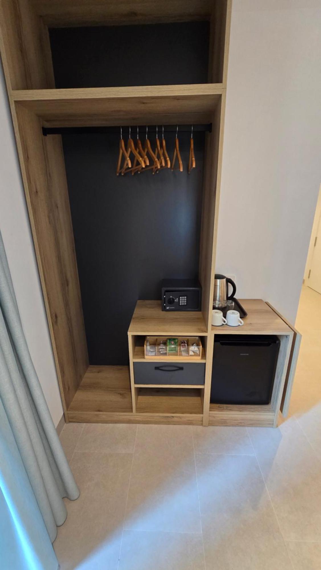 Hostal Rambla 24 By Holihome อาลิกันเต ภายนอก รูปภาพ