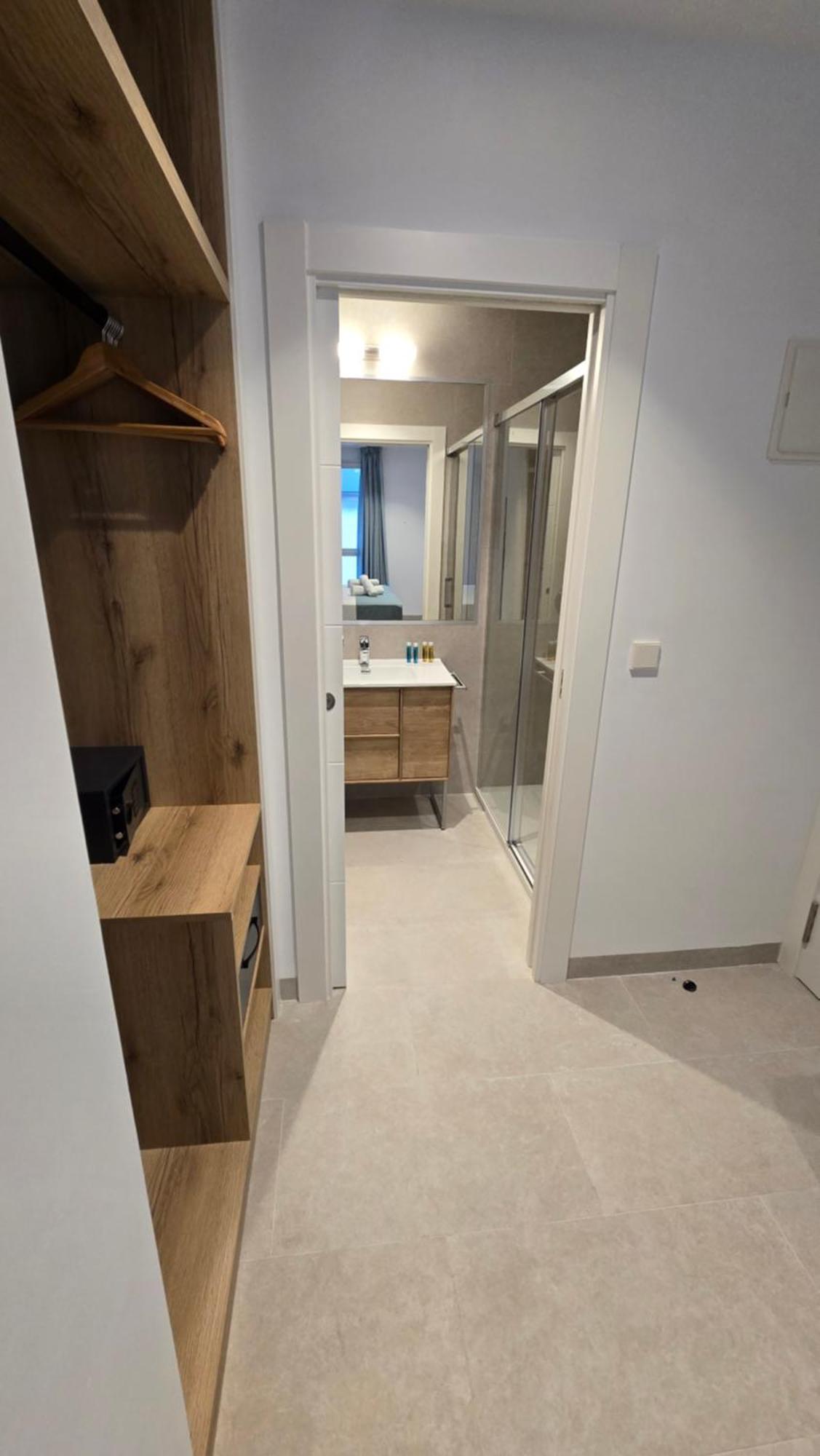 Hostal Rambla 24 By Holihome อาลิกันเต ภายนอก รูปภาพ