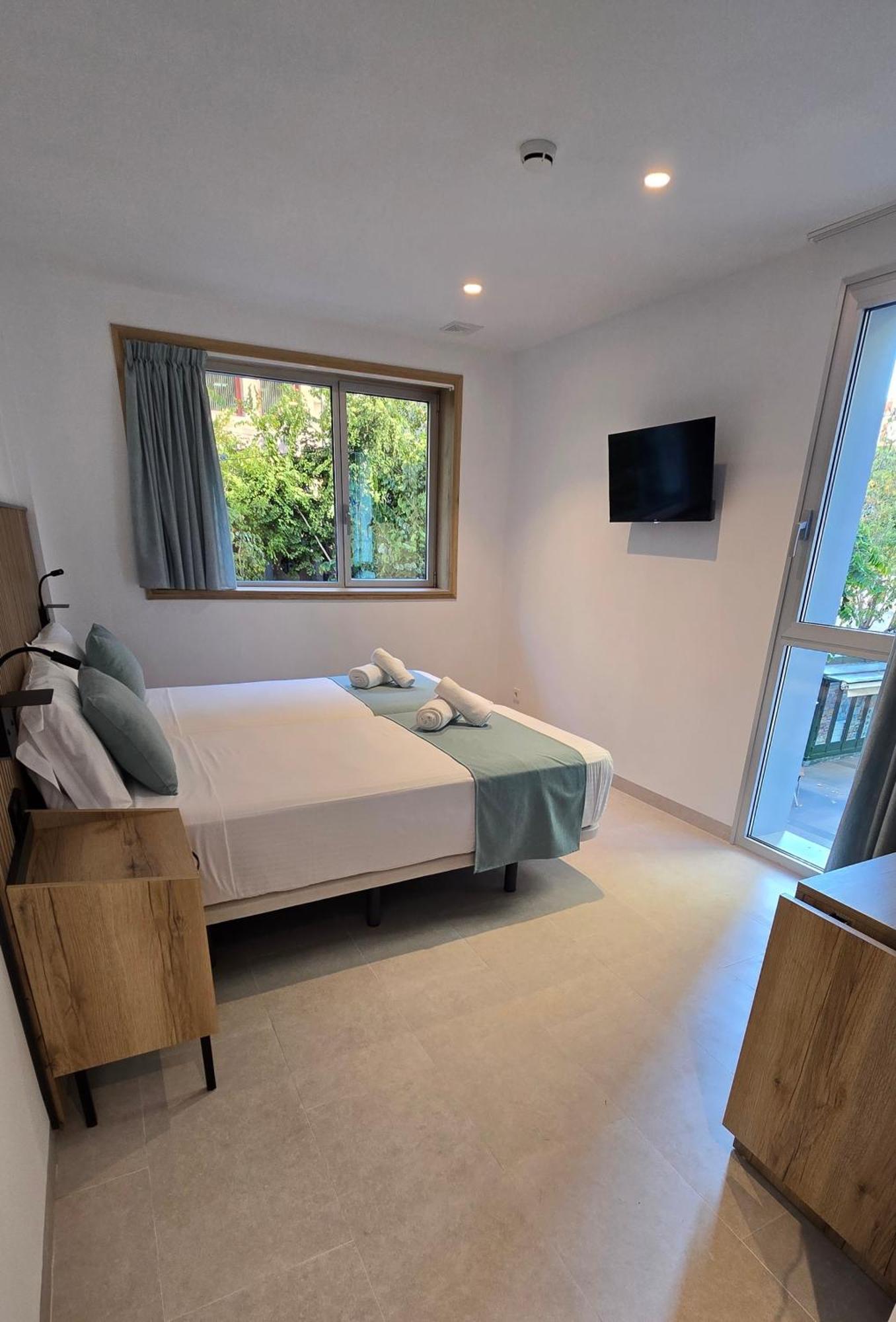 Hostal Rambla 24 By Holihome อาลิกันเต ภายนอก รูปภาพ