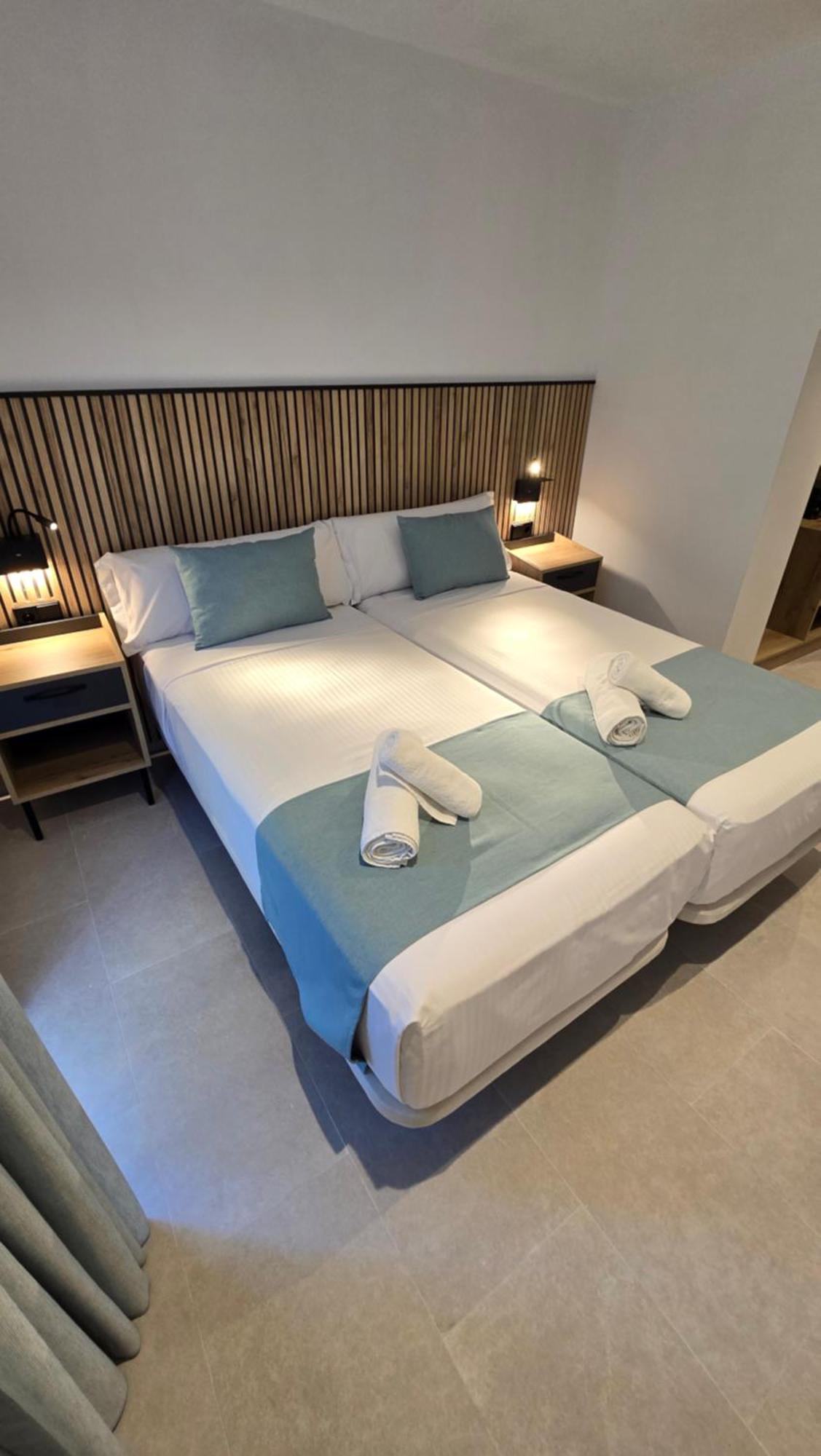 Hostal Rambla 24 By Holihome อาลิกันเต ภายนอก รูปภาพ