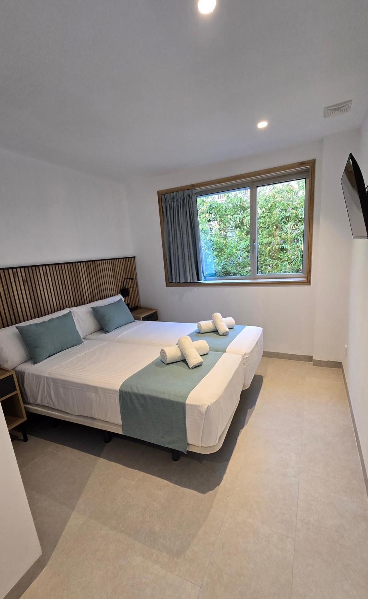 Hostal Rambla 24 By Holihome อาลิกันเต ภายนอก รูปภาพ