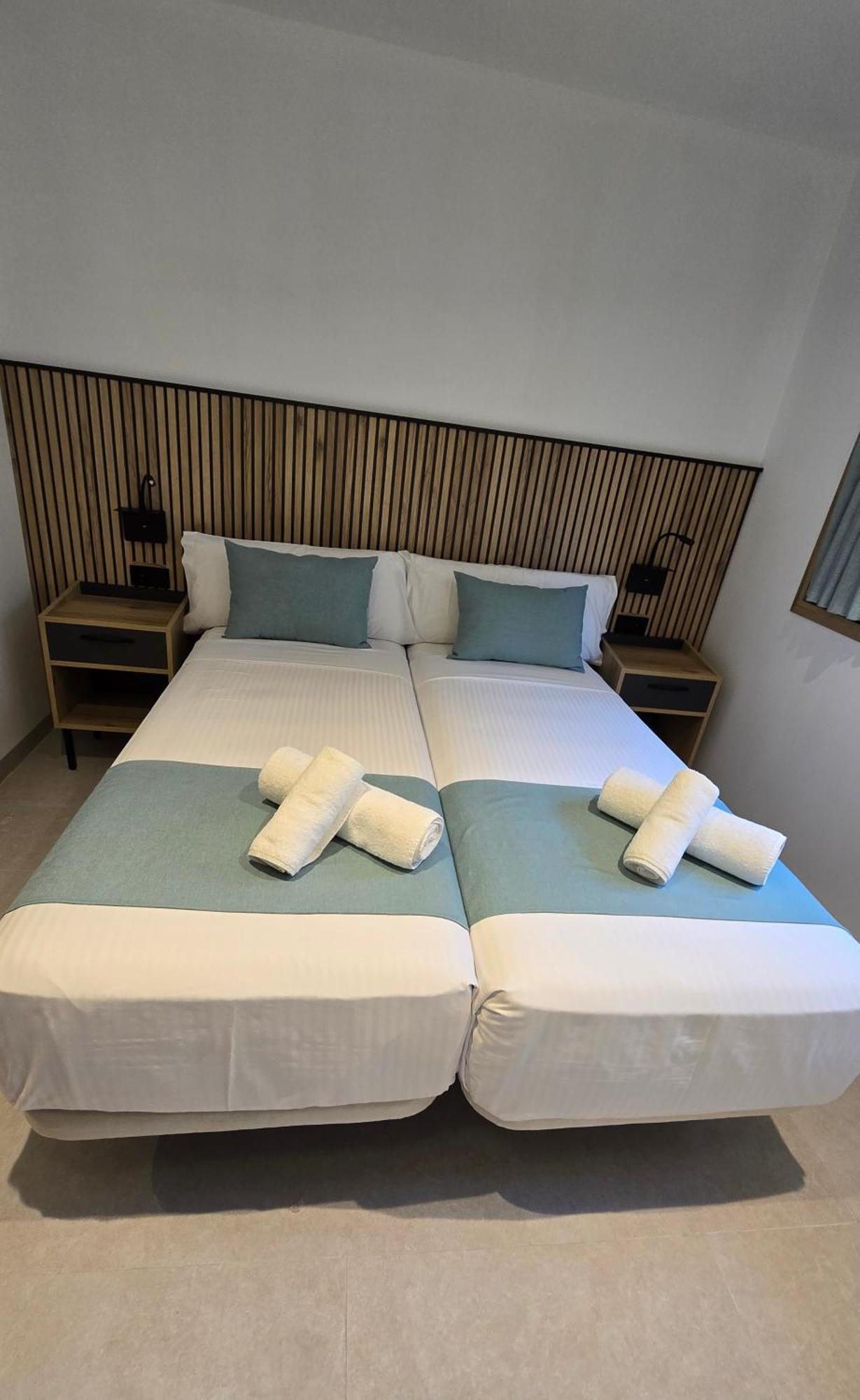 Hostal Rambla 24 By Holihome อาลิกันเต ภายนอก รูปภาพ